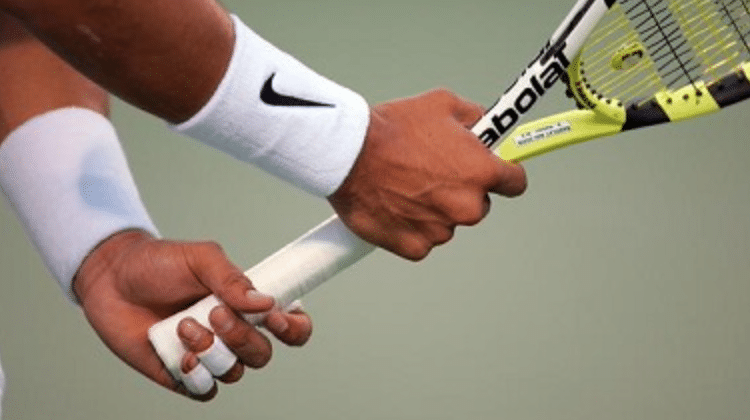 The correct grip (Photo: <a href="http://protennistips.net">protennistips.net</a> )