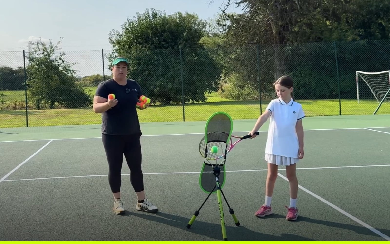 Mit Zuversicht führen: Wie Sie Ihrem Kind helfen, grundlegende Tennisfähigkeiten zu entwickeln