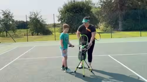 Mit Zuversicht führen: Wie Sie Ihrem Kind helfen, grundlegende Tennisfähigkeiten zu entwickeln