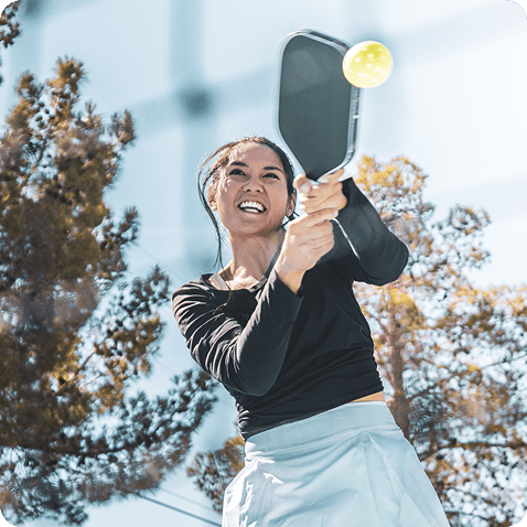 Spieler schlägt Pickleball mit der Rückhand